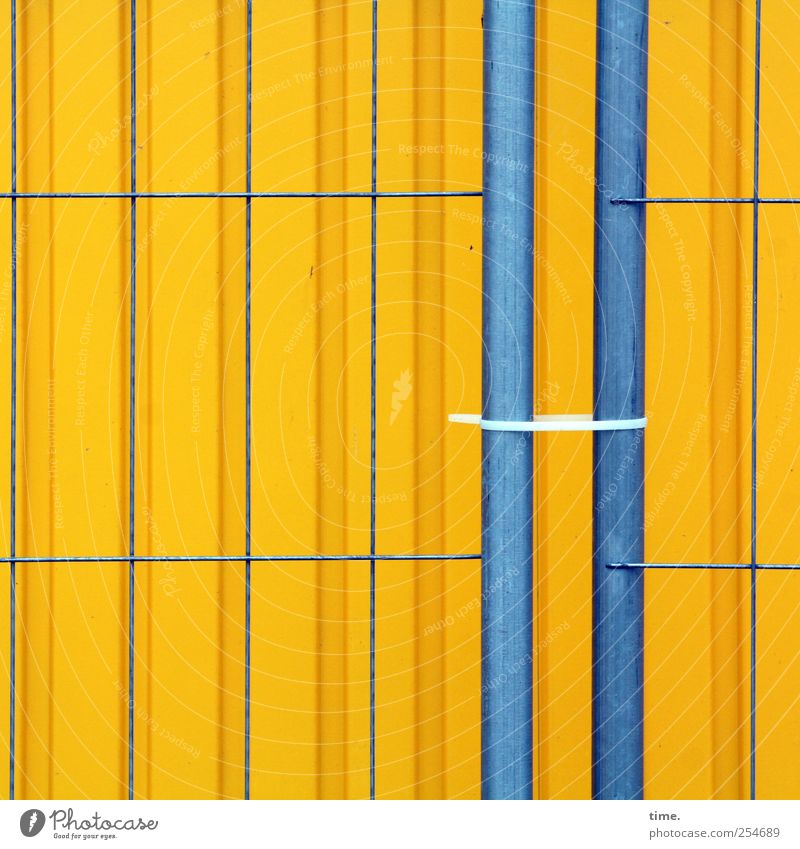 Baustellenästhetik Zufriedenheit Arbeitsplatz Handwerk Mauer Wand Container Kabelbinder Metall Linie Streifen blau gelb Sicherheit Schutz Ordnungsliebe Bauzaun