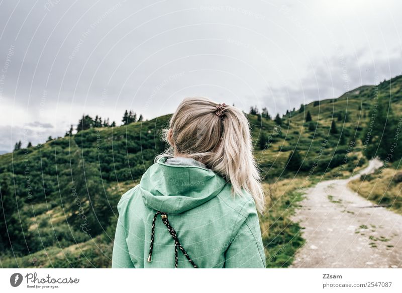 Nachdenkliches Mädchen Freiheit Berge u. Gebirge wandern feminin Junge Frau Jugendliche 18-30 Jahre Erwachsene Natur Landschaft Herbst Alpen Jacke