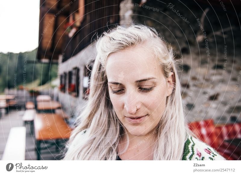 Almsommer 2018 wandern feminin Junge Frau Jugendliche 18-30 Jahre Erwachsene Alpen Hütte Berghütte Terrasse Biergarten Mode Strickjacke Tracht blond langhaarig