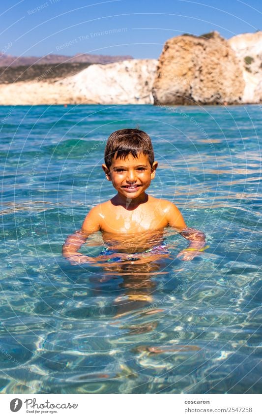 Kleiner Junge, der mit transparentem Wasser auf dem Meer schwimmt. Lifestyle exotisch Freude Glück schön Gesicht Freizeit & Hobby Spielen