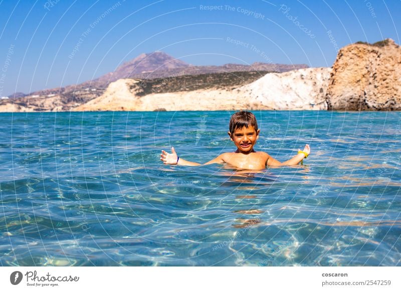 Kleiner Junge, der mit transparentem Wasser auf dem Meer schwimmt. exotisch Freude Glück schön Gesicht Freizeit & Hobby Spielen Ferien & Urlaub & Reisen Sommer