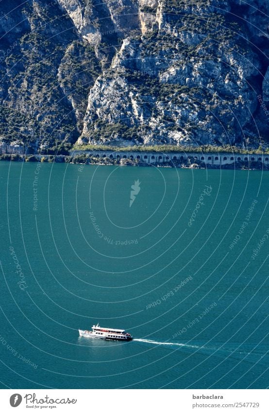 steinig | Gardasee mit Schiff und Felsküste Ferien & Urlaub & Reisen Tourismus wandern Natur Landschaft Wasser Klima Felsen Berge u. Gebirge See Italien