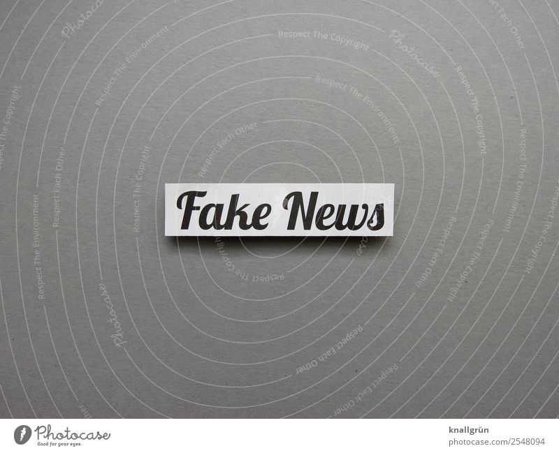 Fake News Schriftzeichen Schilder & Markierungen Kommunizieren grau schwarz weiß Gefühle Stimmung Verantwortung Wahrheit Ehrlichkeit authentisch gefährlich