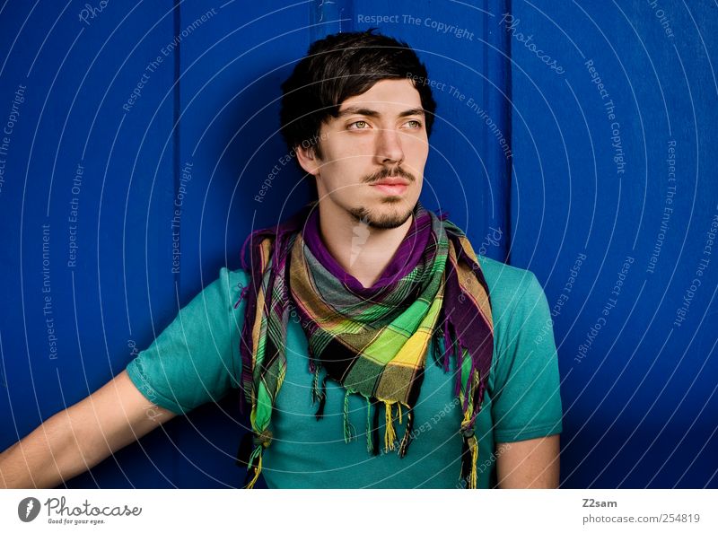 weit, weit weg! Lifestyle Stil maskulin Junger Mann Jugendliche 18-30 Jahre Erwachsene Schauspieler Mauer Wand T-Shirt Accessoire Schal Haare & Frisuren