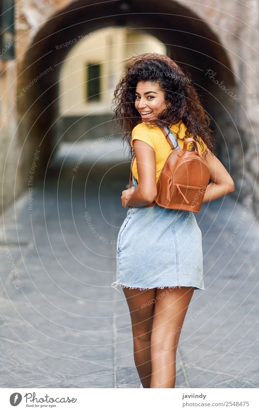 Rückansicht einer lächelnden schwarzen Touristenfrau mit lockigem Haar Lifestyle Stil Glück schön Haare & Frisuren Gesicht Tourismus Mensch feminin Junge Frau