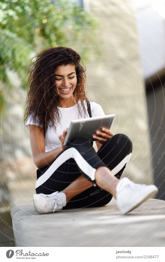 Junge afrikanische Frau mit Blick auf ihr digitales Tablett Lifestyle Stil Glück schön Haare & Frisuren Tourismus Technik & Technologie Internet Mensch feminin