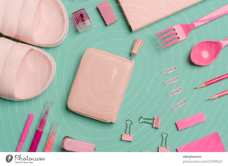 viele rosa Accessoires für eine junge Dame kaufen Design Sommer Frau Erwachsene Mode Idee Duftwasser Arbeitstisch Lipgloss gestylter femininer Desktop