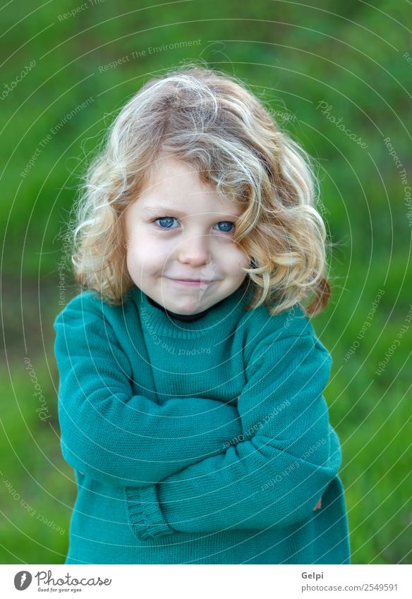 blondes Kind Gesicht Mensch Junge Mann Erwachsene Kindheit Gras Traurigkeit klein lustig niedlich Wut grün Gefühle Einsamkeit Frustration Ausdruck Hintergrund