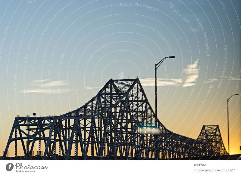 Brückentag: New Orleans Autofahren Straße Stadt Eisen Laterne Farbfoto Menschenleer Textfreiraum oben Dämmerung Sonnenlicht Sonnenaufgang Sonnenuntergang