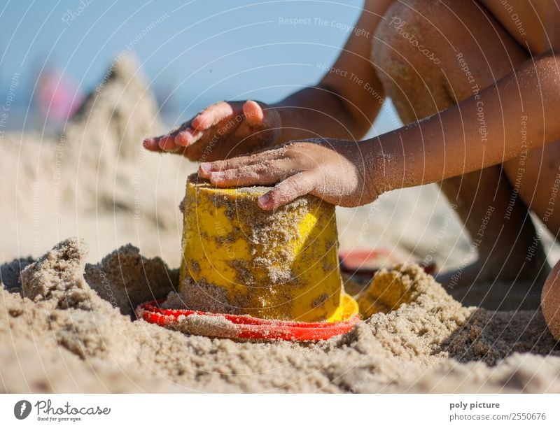 Kind macht Sandkuchen mit Eimerform Ferien & Urlaub & Reisen Tourismus Sommer Sommerurlaub Sonne Sonnenbad Strand Kleinkind Mädchen Junge Kindheit Jugendliche