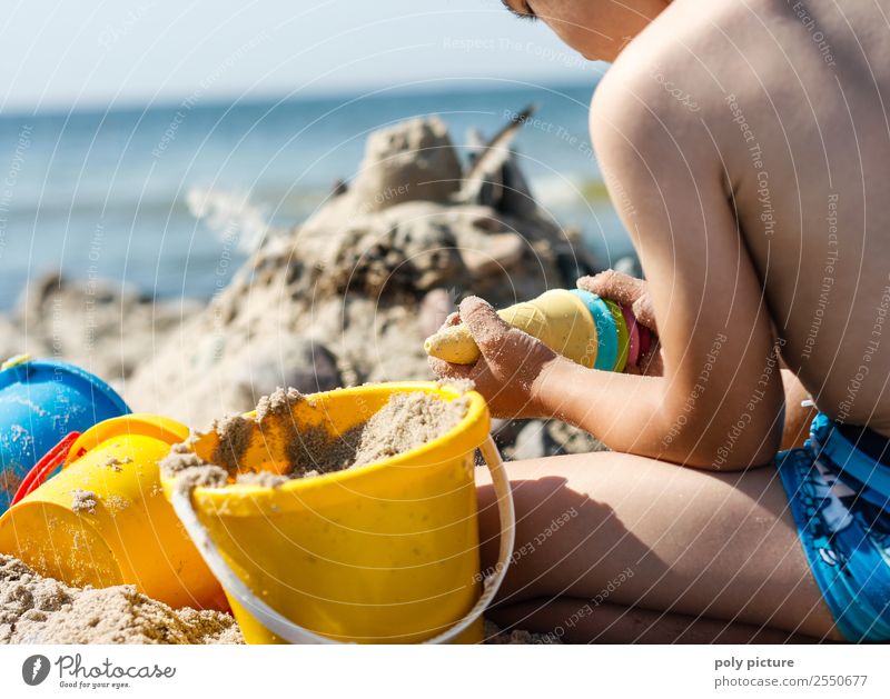 Kind spielt am Strand Freizeit & Hobby Spielen Ferien & Urlaub & Reisen Tourismus Ausflug Ferne Freiheit Sommer Sommerurlaub Sonne Sonnenbad Kleinkind Junge