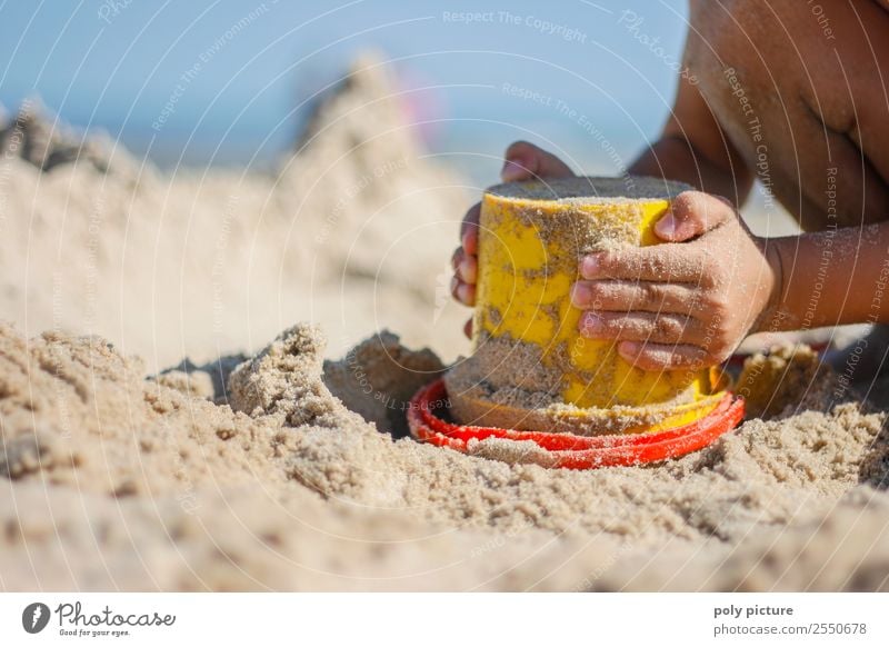 Kleines Kind spielt mit Eimer am Strand Ferien & Urlaub & Reisen Tourismus Freiheit Sommer Sommerurlaub Sonne Sonnenbad Meer Mädchen Junge Kindheit Jugendliche