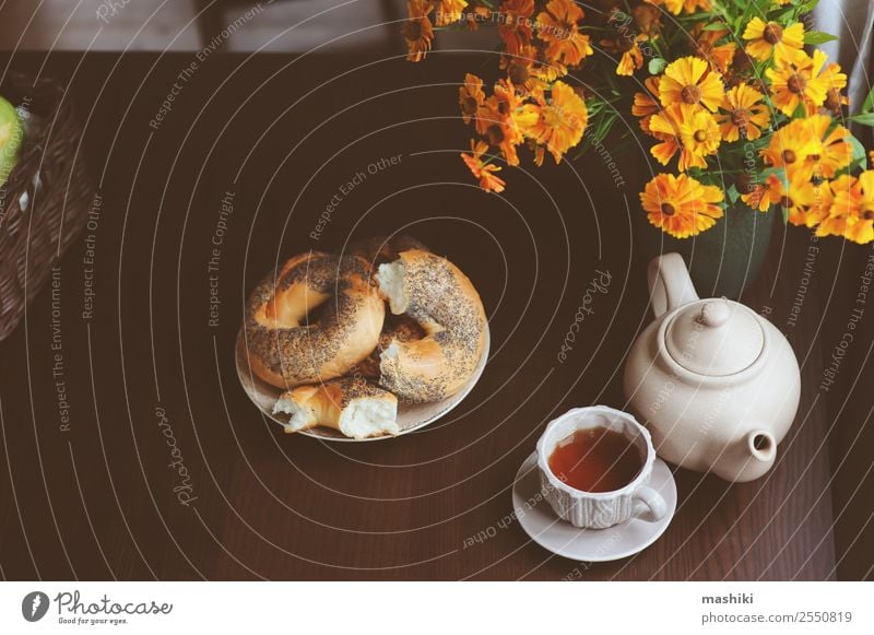 gemütliches Herbstfrühstück auf dem Tisch im Landhaus Frühstück Getränk Tee Topf Lifestyle Erholung Dekoration & Verzierung Wärme Blatt Wald braun Geborgenheit
