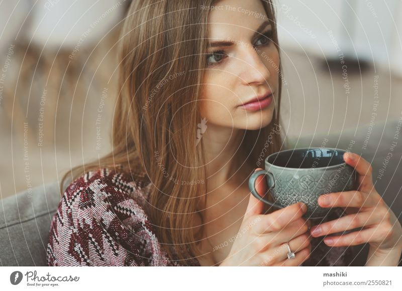Nahaufnahme Porträt einer jungen nachdenklichen Frau Frühstück Kaffee Tee Lifestyle Krankheit Leben Erholung Wohnzimmer Erwachsene träumen Traurigkeit heiß
