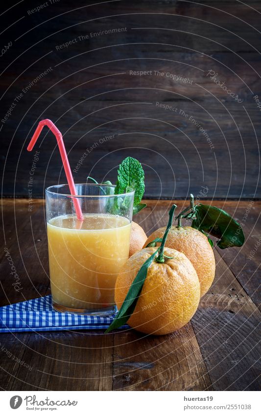 Saft aus frischen Orangen Frucht Ernährung Frühstück Diät Getränk Tisch Küche Holz lecker saftig Farbe Zitrusfrüchte trinken Lebensmittel Glas reif liquide süß