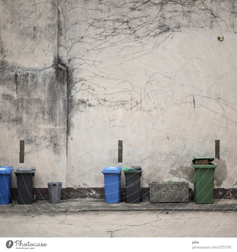 hinterhof trash Platz Mauer Wand Fassade Beton Betonwand trist Stadt Müllbehälter Recycling Parkplatz Ordnung Spießer Farbfoto Außenaufnahme Menschenleer