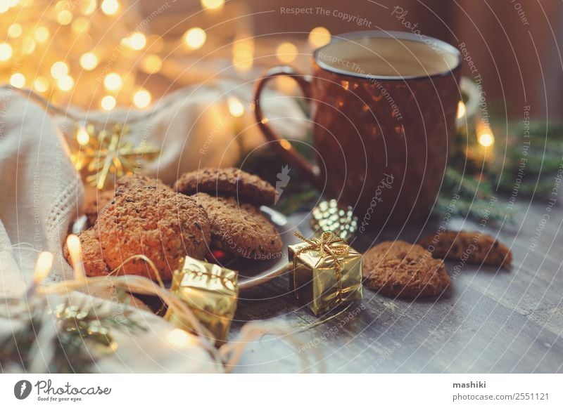 gemütliche Weihnachts- und Winterlandschaft mit hausgemachten Keksen Dessert Kakao Kaffee Dekoration & Verzierung Silvester u. Neujahr heiß Geborgenheit
