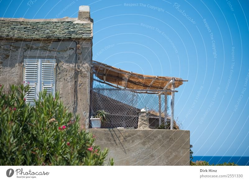 Altes Gebäude mit Terrasse auf Korsika Ferien & Urlaub & Reisen Tourismus Ausflug Ferne Sightseeing Sommerurlaub Dorf Stadtrand Haus Einfamilienhaus Hütte Ruine