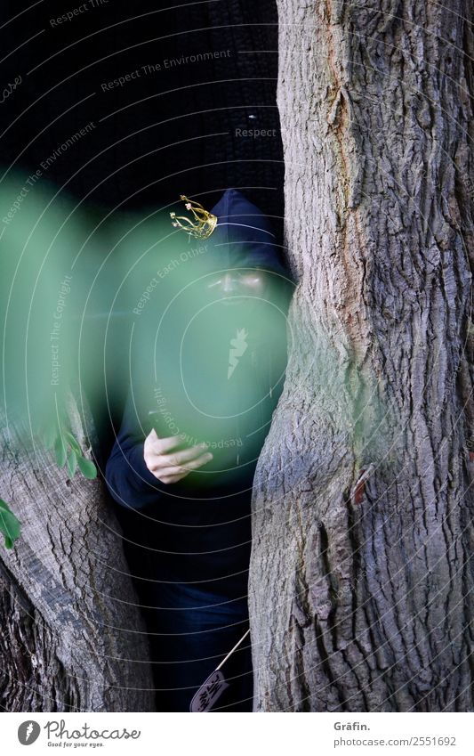 Geheimniskrämerei verstecken Handy Mensch maskulin Mann Erwachsene 1 30-45 Jahre Umwelt Natur Sommer Baum Sträucher Park Wald beobachten warten bedrohlich