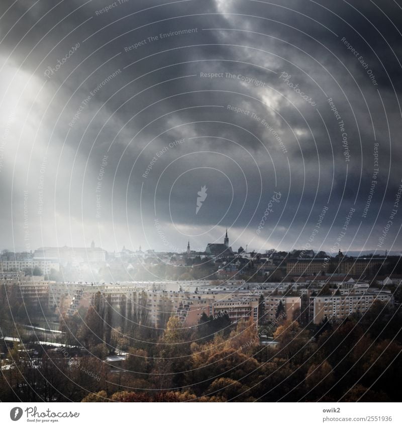 Lichtfluss Umwelt Natur Himmel Wolken Horizont Herbst Schönes Wetter Regen Baum Bautzen Lausitz Deutschland Kleinstadt Stadtzentrum Haus Kirche Dom Gebäude