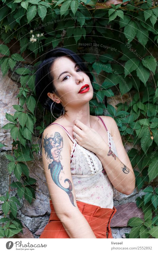 schönes hipster Mädchen Lifestyle Stil Sommer Garten Mensch feminin Frau Erwachsene Körper 18-30 Jahre Jugendliche Natur Park Mode Unterwäsche Tattoo