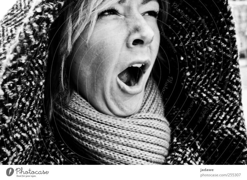 Müde in Paris Mensch feminin Junge Frau Jugendliche Kopf Mund 1 18-30 Jahre Erwachsene Mantel Schal Kapuze blond träumen authentisch Schwarzweißfoto