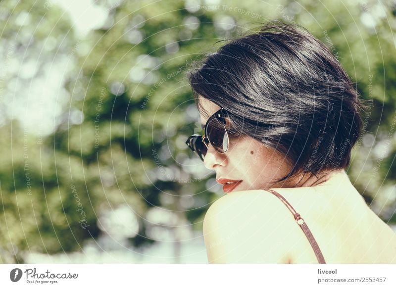 Dame mit Sonnenbrille Lifestyle elegant Stil schön Gesicht Sommer Garten Mensch feminin Frau Erwachsene Kopf 1 18-30 Jahre Jugendliche Natur Park Mode