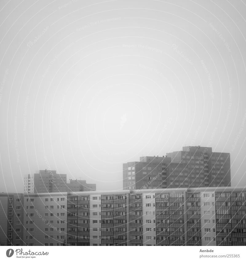 Schöner Wohnen Berlin Stadt Hauptstadt Skyline Haus Hochhaus Gebäude Architektur Fassade hässlich trist Plattenbau Einsamkeit Schwarzweißfoto Außenaufnahme