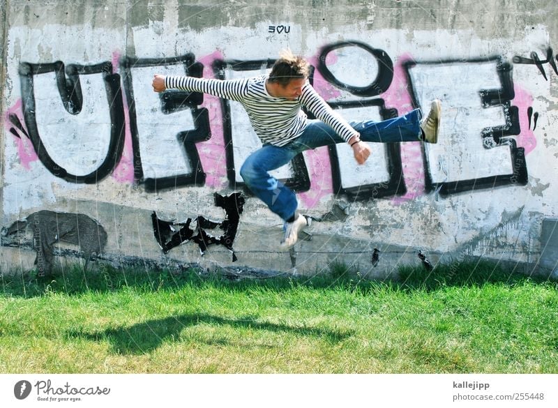 für dich soll´s bunte bilder regnen Lifestyle Mensch maskulin Mann Erwachsene 1 30-45 Jahre Graffiti springen Karate chinesische Kampfkunst Schatten treten