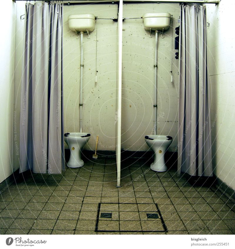 Doppelklo Bunker Bad Toilette Toilettenspülung Vorhang Fliesen u. Kacheln Eisenrohr sitzen dreckig trashig trist grau grün weiß Farbfoto Gedeckte Farben