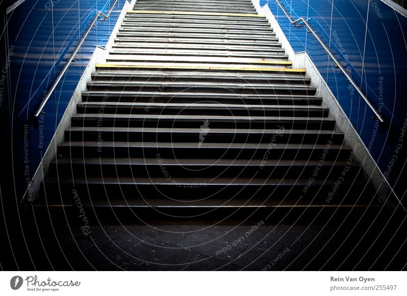 Treppe Bahnhof blau grau Gefühle Stimmung Rolltreppe Wiederholung Muster abstrakt Perspektive Geländer U-Bahn Farbfoto Innenaufnahme Menschenleer