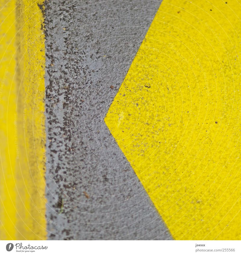 | < Beton Zeichen Schilder & Markierungen Linie Streifen gelb grau Ordnung links Pfeil Muster Farbstoff K Farbfoto Detailaufnahme abstrakt Menschenleer