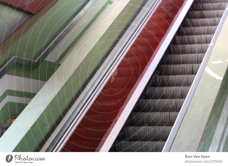 Rolltreppenlinien Bahnhof Flughafen Treppe Treppenhaus eskalieren Linie Zusammensetzung grün rot Reflexion & Spiegelung Wiederholung Geländer komponieren