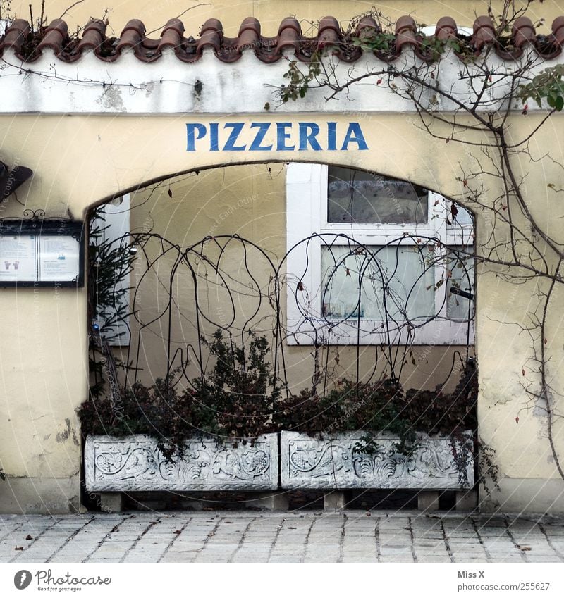 1A Pizza Ernährung Abendessen Italienische Küche Restaurant Mauer Wand Fassade Fenster alt Pizzeria Farbfoto Außenaufnahme Menschenleer