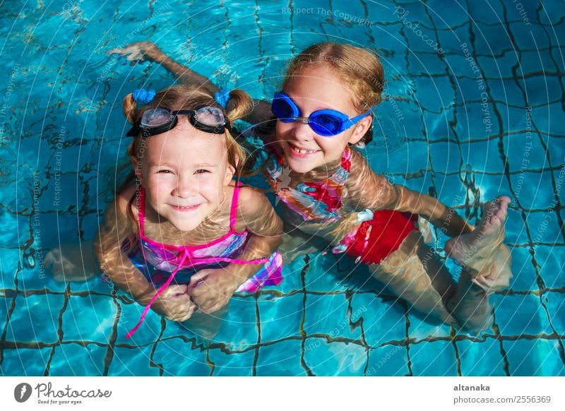 zwei kleine Mädchen spielen im Pool am Tag Lifestyle Freude Glück Gesicht Erholung Schwimmbad Freizeit & Hobby Spielen Ferien & Urlaub & Reisen Sommer Sonne