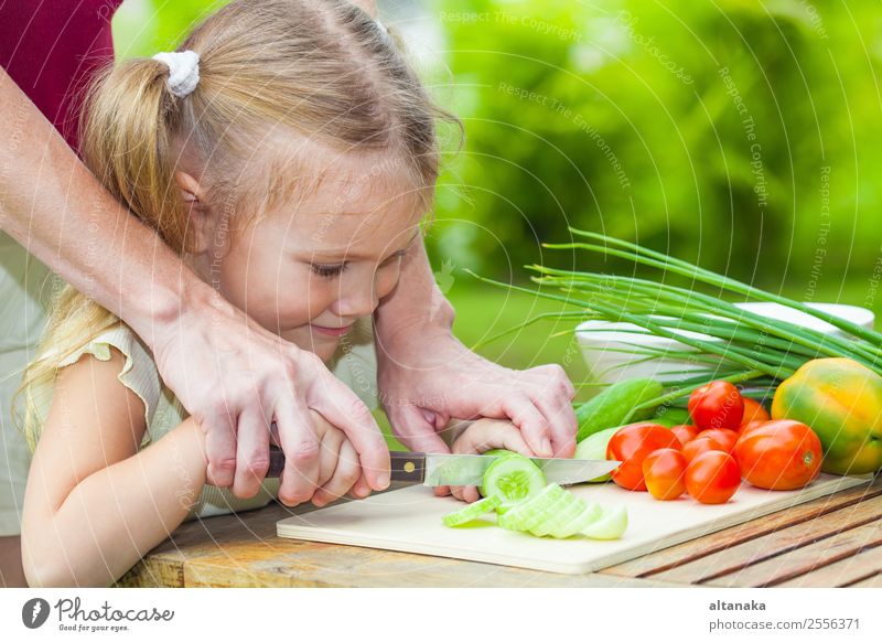 Mutter unterrichtet Tochter Messer Schnitt Gurke Gemüse Essen Abendessen Vegetarische Ernährung Diät Lifestyle Sommer Tisch Küche Kind Mensch Erwachsene Natur