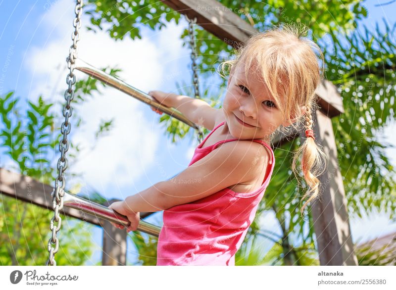 Glückliches kleines Mädchen spielt tagsüber auf dem Spielplatz Lifestyle Freude Gesicht Leben Erholung Freizeit & Hobby Spielen Sommer Sport Kind Mensch Frau