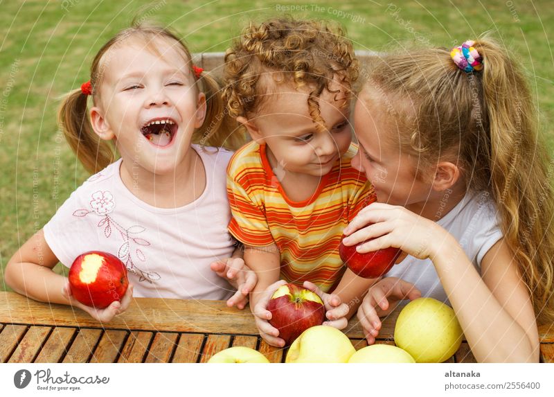 drei glückliche Kinder Frucht Apfel Ernährung Essen Diät Lifestyle Freude Glück schön Gesicht Sommer Garten Mensch Baby Junge Frau Erwachsene Kindheit Hand
