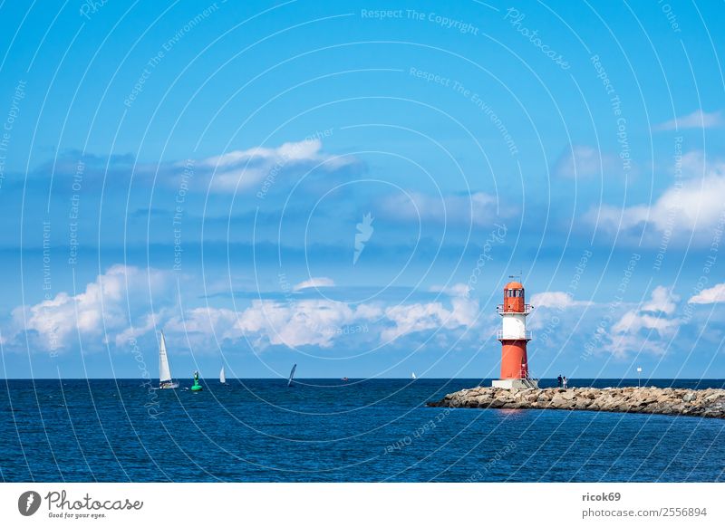 Mole an der Ostseeküste in Warnemünde Erholung Ferien & Urlaub & Reisen Tourismus Meer Wasser Wolken Küste Leuchtturm Sehenswürdigkeit Schifffahrt Segelboot
