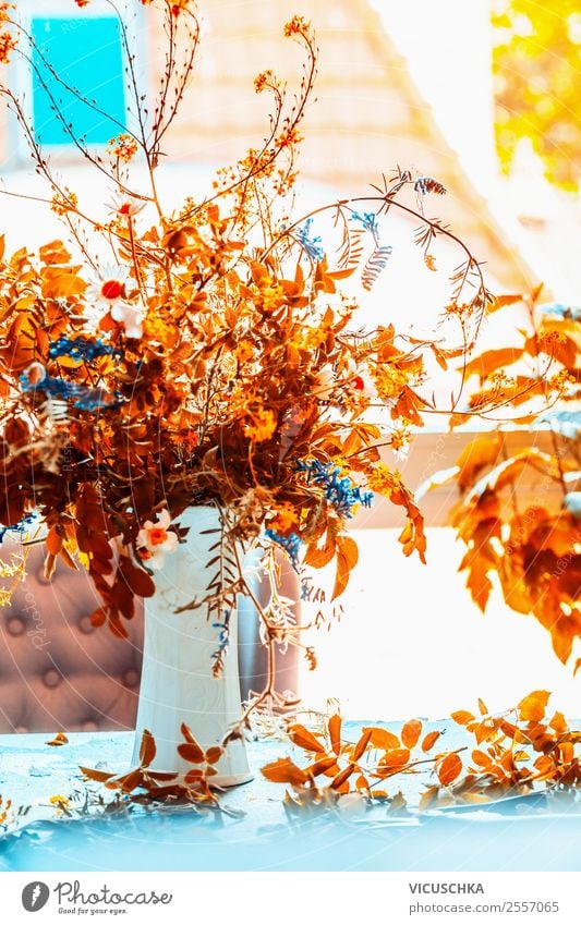 Herbst Blumenstrauß in Vase auf dem Tisch am Fenster Lifestyle Stil Design Leben Häusliches Leben Innenarchitektur Dekoration & Verzierung Wohnzimmer einfach
