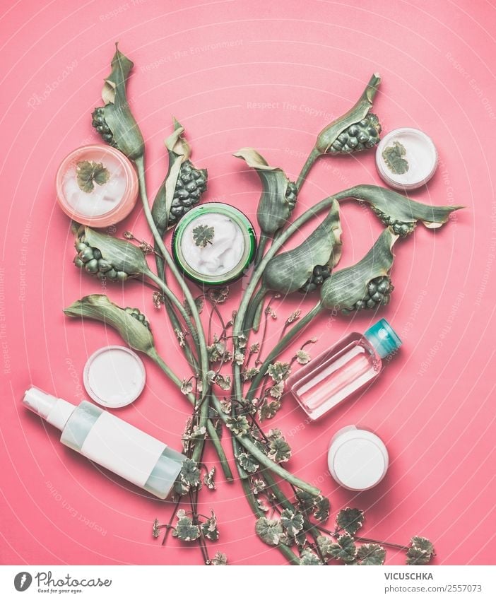 Natur Kosmetik Produkte Flaschen Creme mit Blumen kaufen Stil Design schön Körperpflege Haut Gesicht Gesundheit Wellness Spa Schreibtisch Pflanze Mode