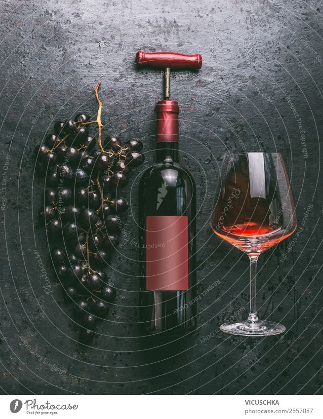 Flasche Rotwein mit Glass und Trauben Lebensmittel Festessen Getränk Alkohol Wein kaufen Stil Design Party Veranstaltung Restaurant Bar Cocktailbar