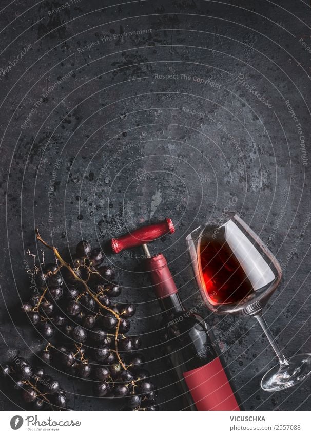 Rotwein Flasche mit Rotweinglas und Trauben auf schwarz Getränk Alkohol Wein kaufen Reichtum Stil Design Party Veranstaltung Restaurant Bar Cocktailbar Lounge