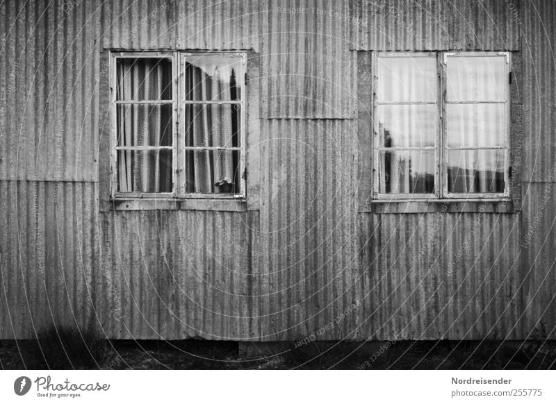 Grauzone Arbeitslosigkeit Ruhestand Haus Hütte Gebäude Architektur Fassade Fenster Metall Linie Streifen Häusliches Leben Armut dunkel gruselig kaputt
