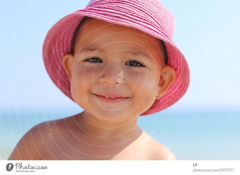 süßes Baby mit Hut und Lächeln in die Kamera Lifestyle Freude schön Wellness Leben Wohlgefühl Zufriedenheit Sinnesorgane Ferien & Urlaub & Reisen Sonnenbad