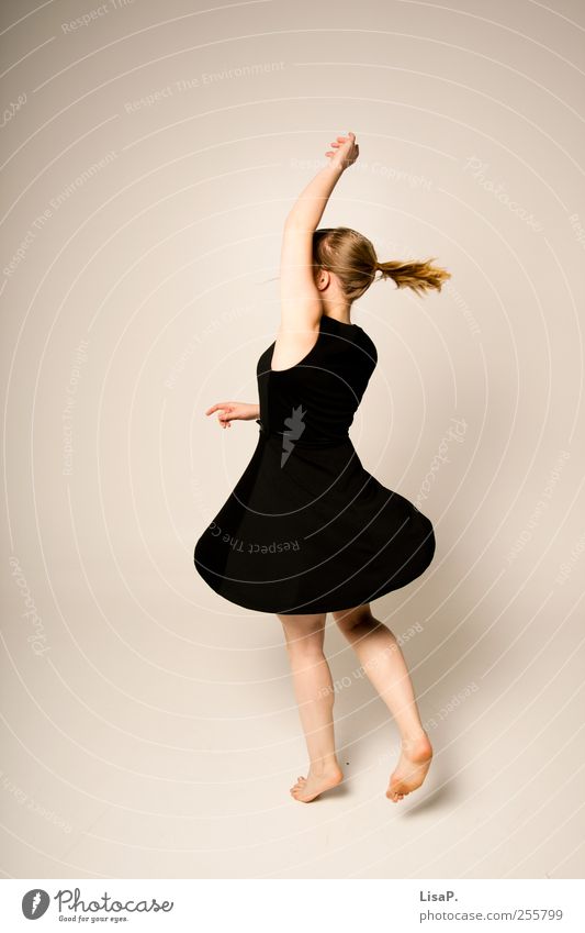dreh dich! Mensch feminin Junge Frau Jugendliche Körper 1 18-30 Jahre Erwachsene Mode Kleid Stoff blond Zopf Bewegung drehen springen Tanzen träumen rot schwarz