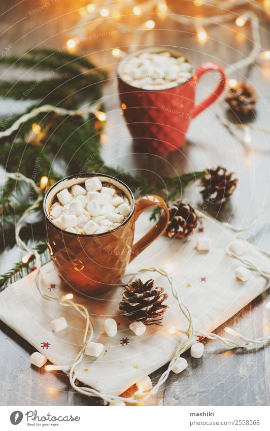 zwei Tassen heißen Kakaos mit Marshmallows Croissant Dessert Kaffee Winter Dekoration & Verzierung Tisch Silvester u. Neujahr Paar Wärme Holz Geborgenheit