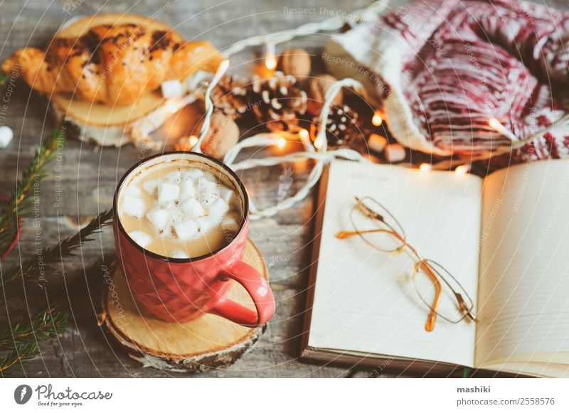 Wochenplaner oder eine Liste mit Weihnachtsdekorationen zu machen. Kakao Kaffee Winter Dekoration & Verzierung Tisch Silvester u. Neujahr Paar Buch heiß