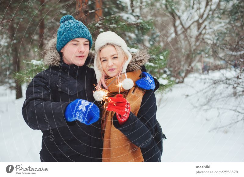 glückliches junges Paar beim Spaziergang im Winter im verschneiten Wald Freude Ferien & Urlaub & Reisen Abenteuer Freiheit Schnee Winterurlaub Frau Erwachsene