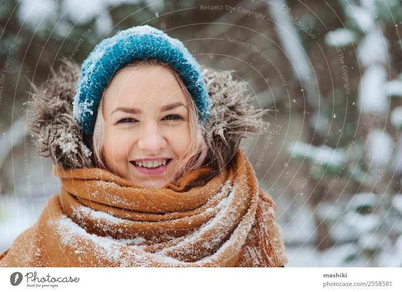 Winterportrait einer glücklichen jungen Frau Freude Glück Ferien & Urlaub & Reisen Abenteuer Freiheit Schnee Erwachsene Natur Schneefall Park Wald Mode